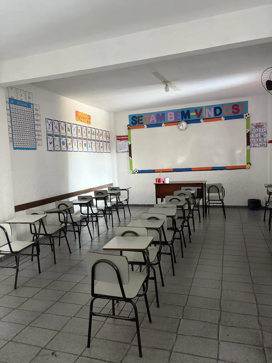 Sala de aula do colégio com quadro branco e cartazes do alfabeto
