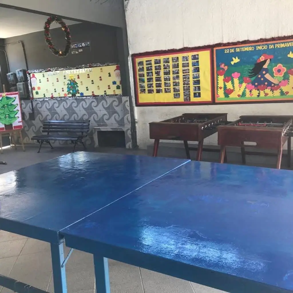 Área coberta de convivência com mesa de pingue-pongue e pebolins